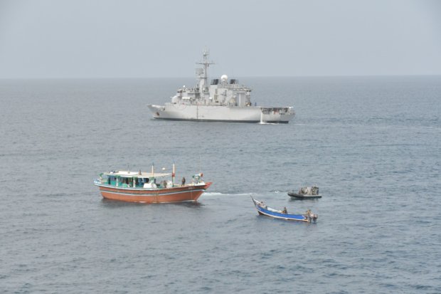 Une frégate de la marine nationale contrôle un dhow en mer d'Arabie