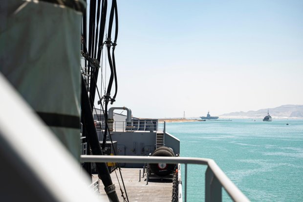 Le groupe aéronaval dans le canal de Suez
