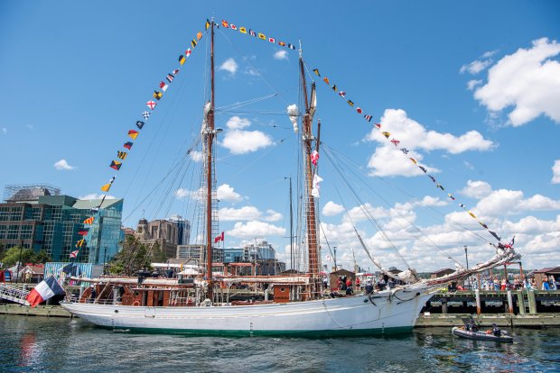 La goélette Belle Poule dans le port d'Halifax (Canada)