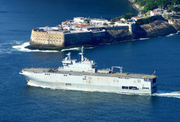 Le porte-hélicoptères Dixmude arrive à Rio de Janeiro (Brésil)