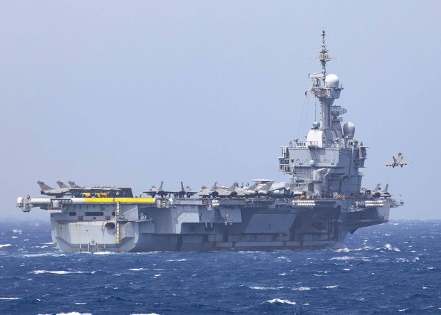 Un chasseur Rafale Marine décolle du porte-avions Charles de Gaulle