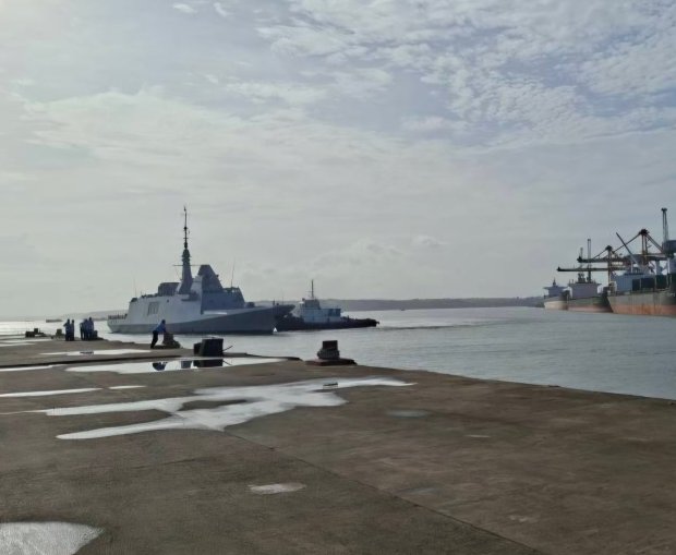 La frégate Languedoc arrive dans le port de Mormugao (Goa, Inde)